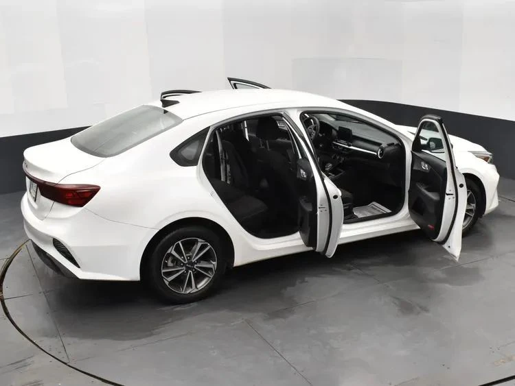 2023 Kia Forte - Image 6 of 12
