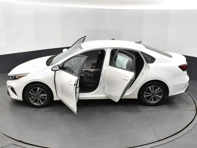 2023 Kia Forte - Image 7 of 12