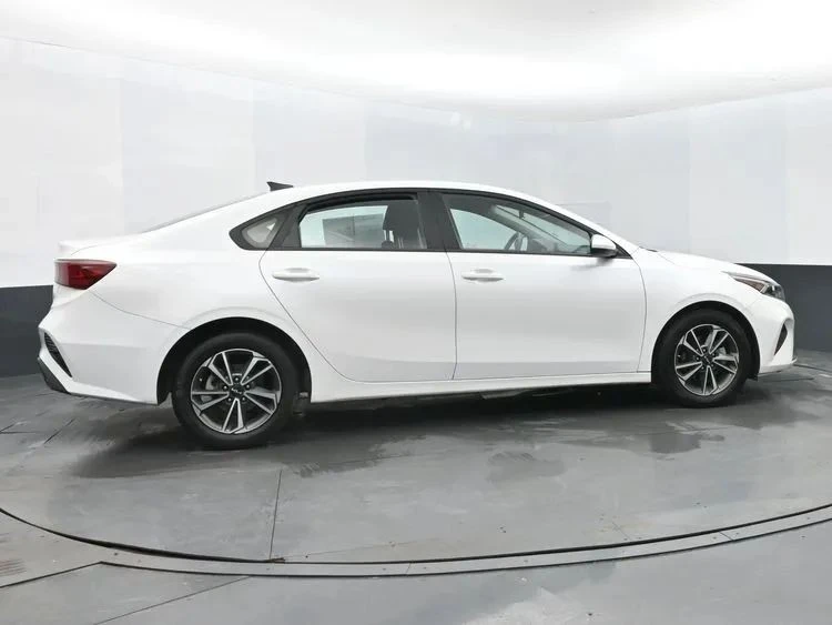 2023 Kia Forte - Image 4 of 12
