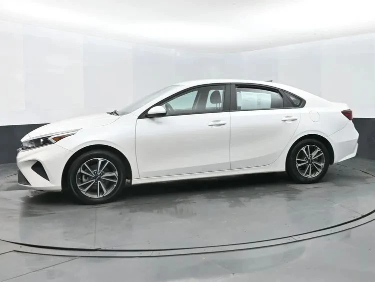 2023 Kia Forte - Image 5 of 12