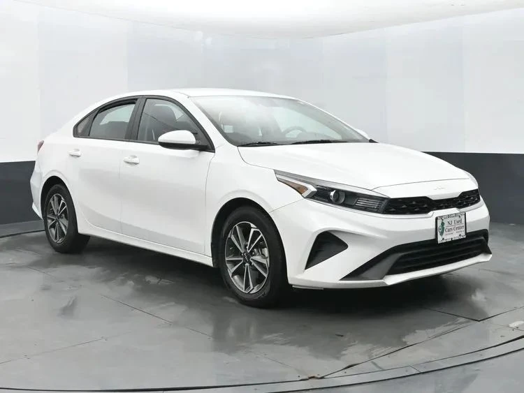 2023 Kia Forte - Image 2 of 12