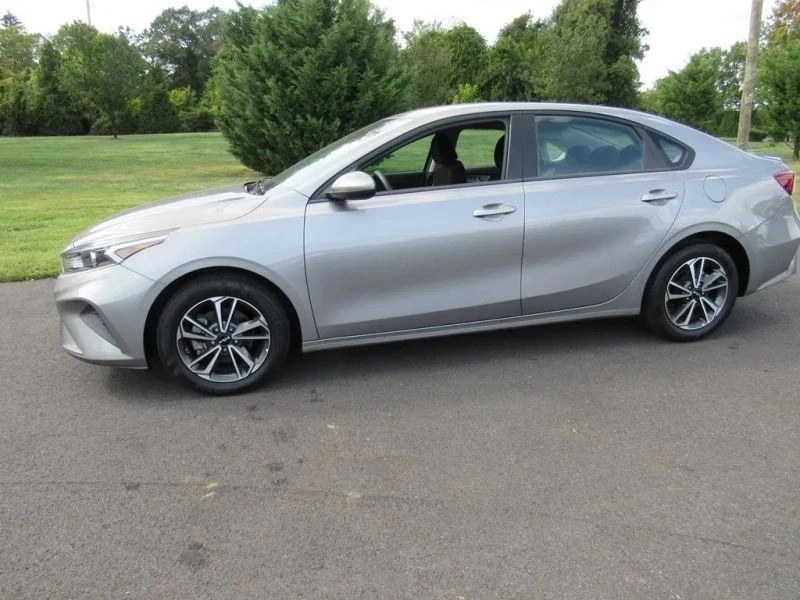 2023 Kia Forte - Image 3 of 12