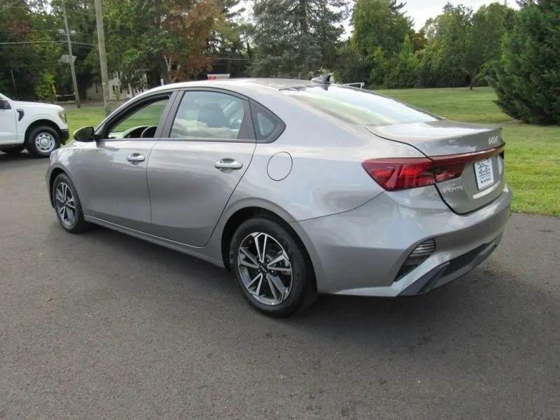 2023 Kia Forte - Image 5 of 12