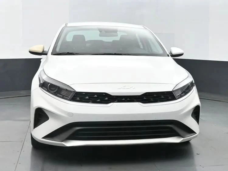 2023 Kia Forte - Image 3 of 12
