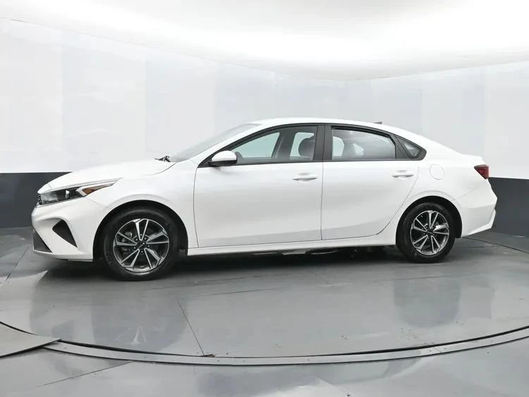 2023 Kia Forte - Image 5 of 12
