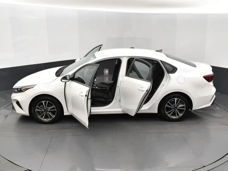 2023 Kia Forte - Image 7 of 12