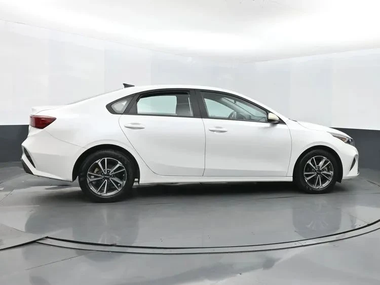 2023 Kia Forte - Image 4 of 12