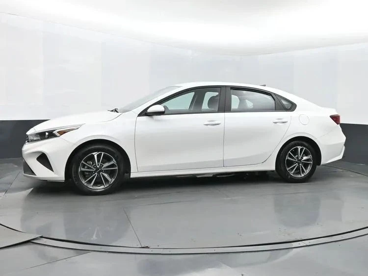 2023 Kia Forte - Image 5 of 12