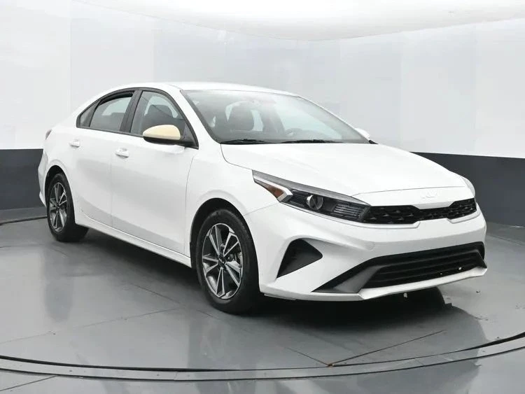 2023 Kia Forte - Image 2 of 12
