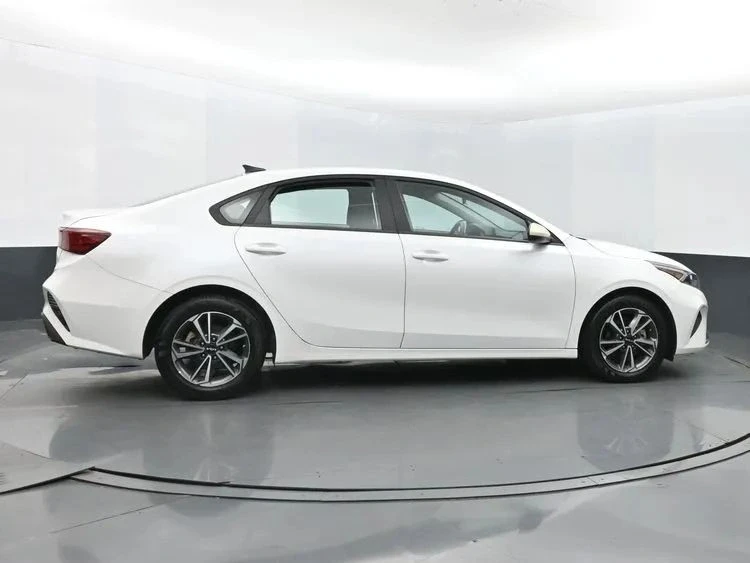 2023 Kia Forte - Image 4 of 12