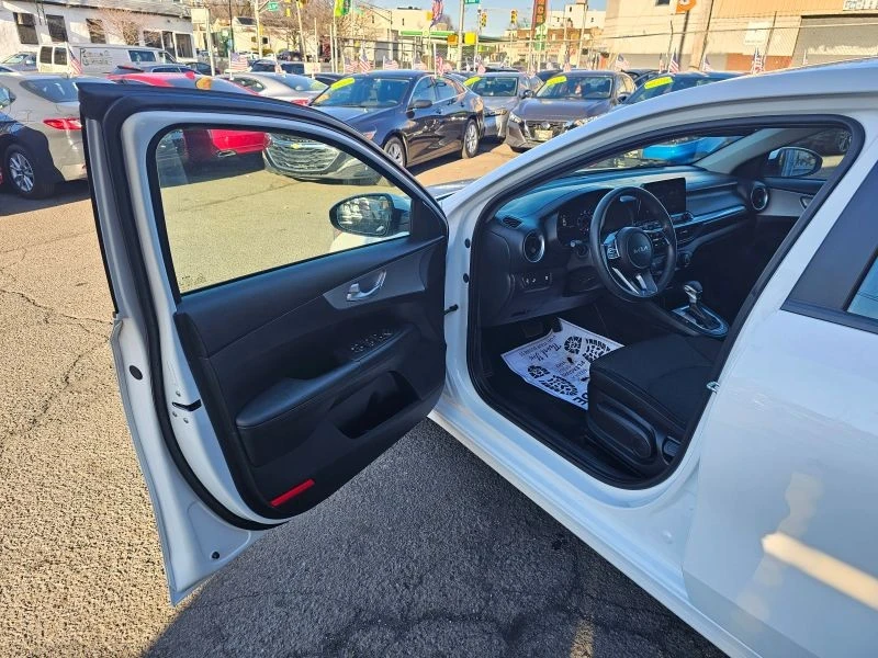 2023 Kia Forte - Image 9 of 12