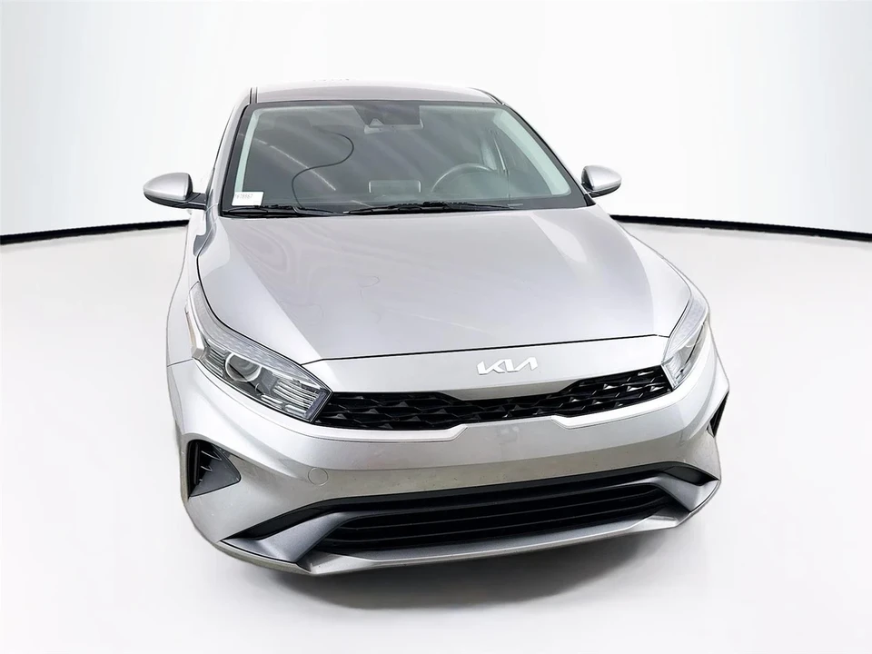 2023 Kia Forte - Image 2 of 21