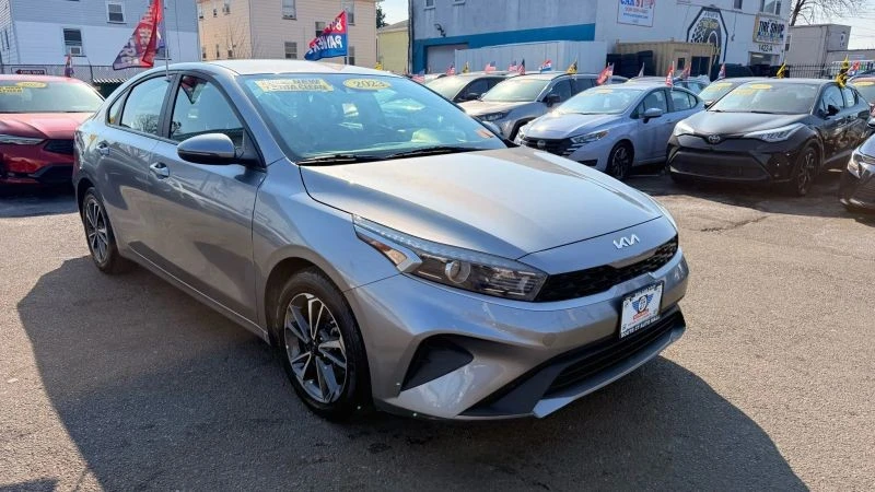 2023 Kia Forte - Image 2 of 12