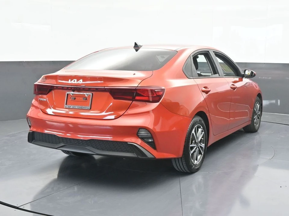 2023 Kia Forte - Image 5 of 12