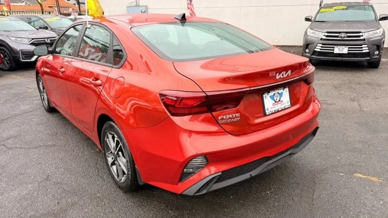 2023 Kia Forte - Image 5 of 12