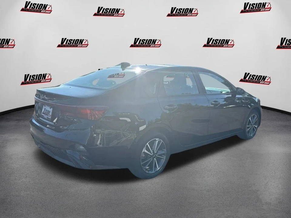 2023 Kia Forte - Image 5 of 12