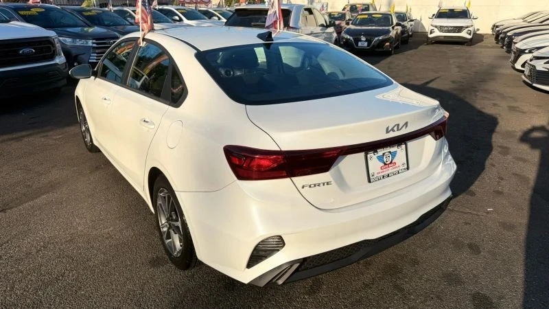 2023 Kia Forte - Image 5 of 12
