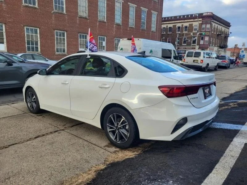 2023 Kia Forte - Image 8 of 12