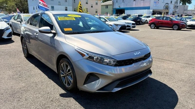 2023 Kia Forte - Image 2 of 12