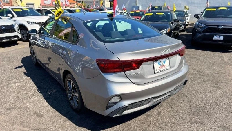 2023 Kia Forte - Image 5 of 12