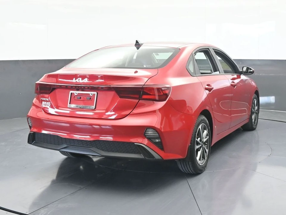 2023 Kia Forte - Image 5 of 12