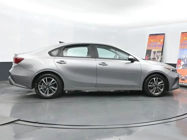2023 Kia Forte - Image 4 of 12