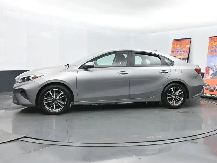 2023 Kia Forte - Image 5 of 12