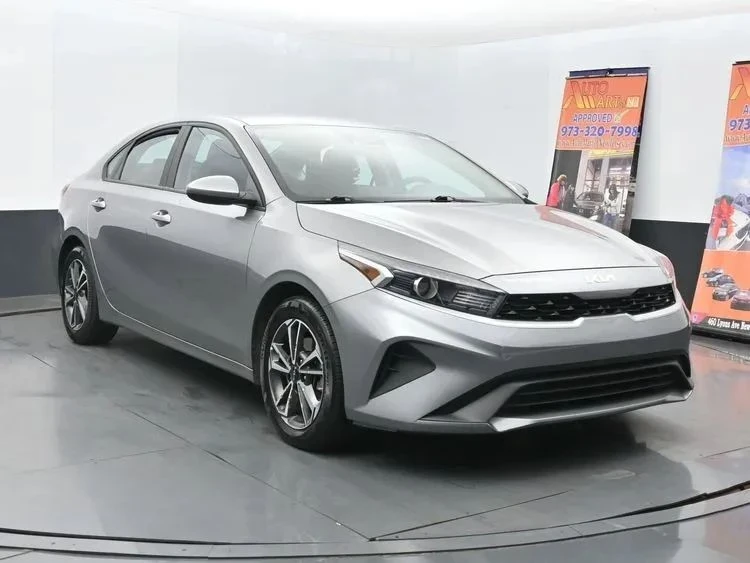2023 Kia Forte - Image 2 of 12