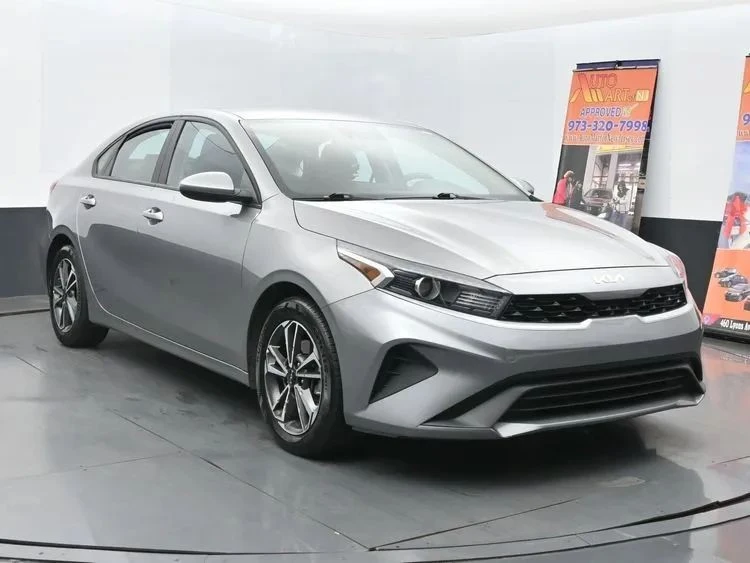 2023 Kia Forte - Image 2 of 12