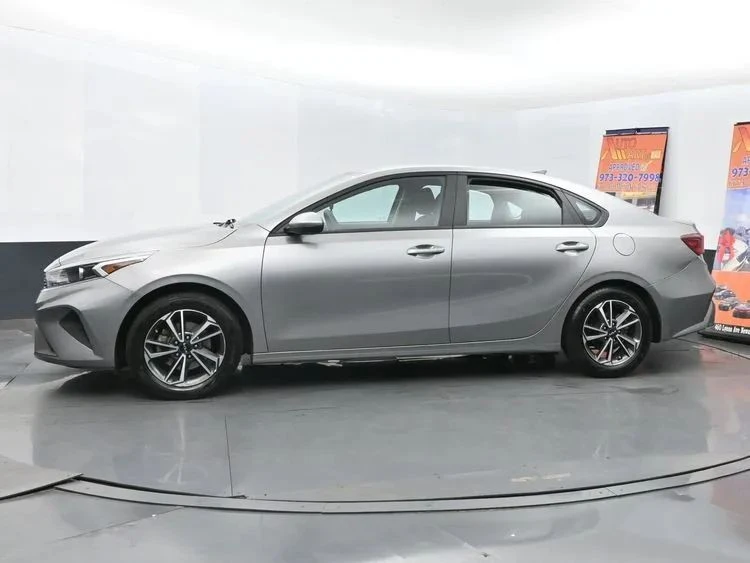 2023 Kia Forte - Image 5 of 12