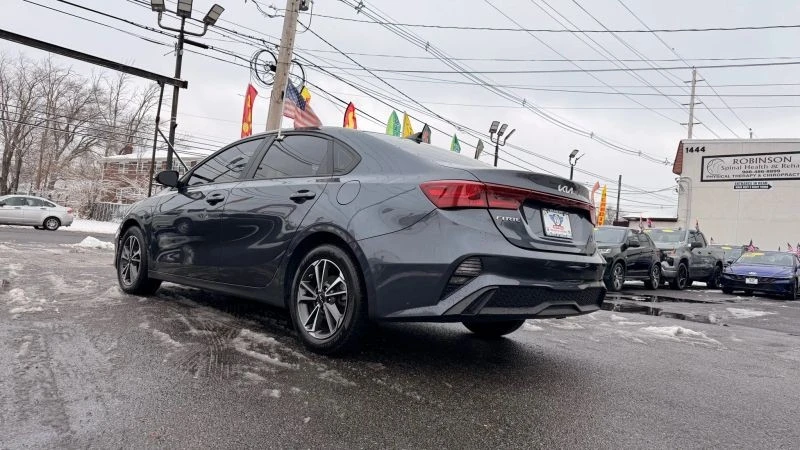 2023 Kia Forte - Image 8 of 12