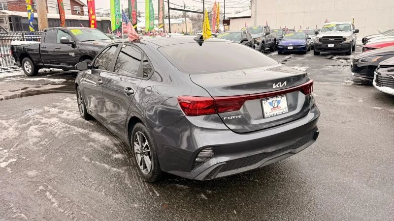 2023 Kia Forte - Image 5 of 12