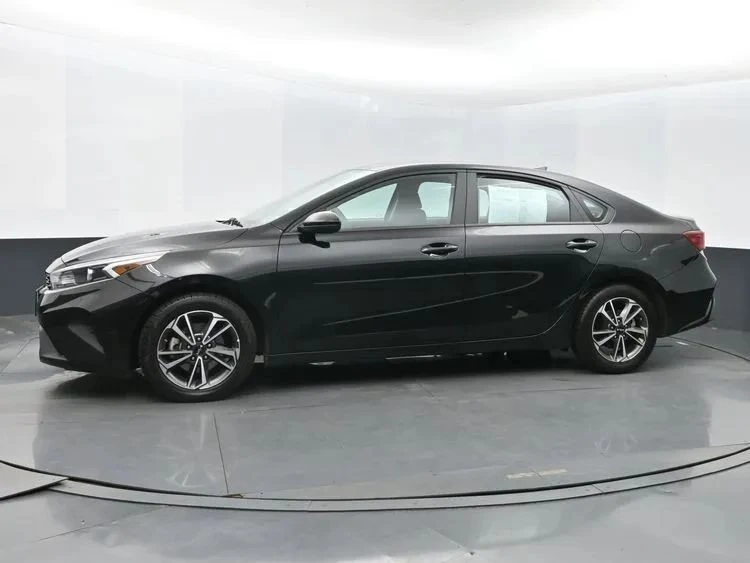 2023 Kia Forte - Image 5 of 12
