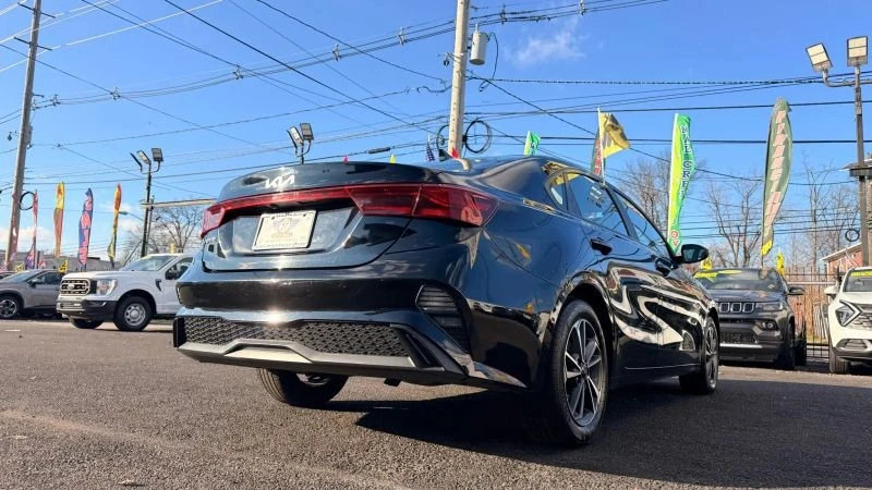 2023 Kia Forte - Image 8 of 12