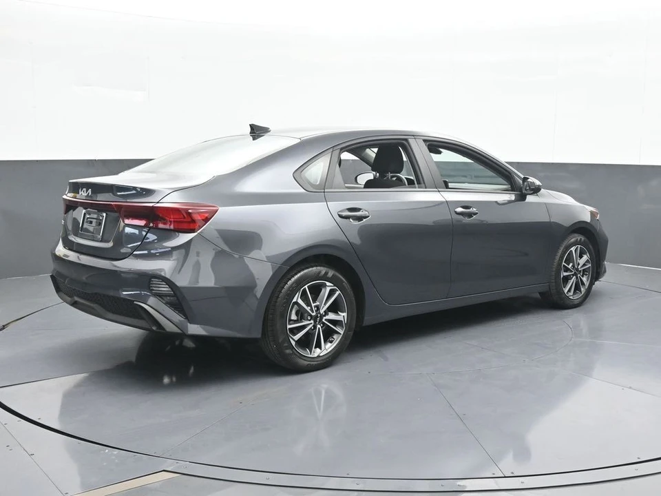 2023 Kia Forte - Image 6 of 12