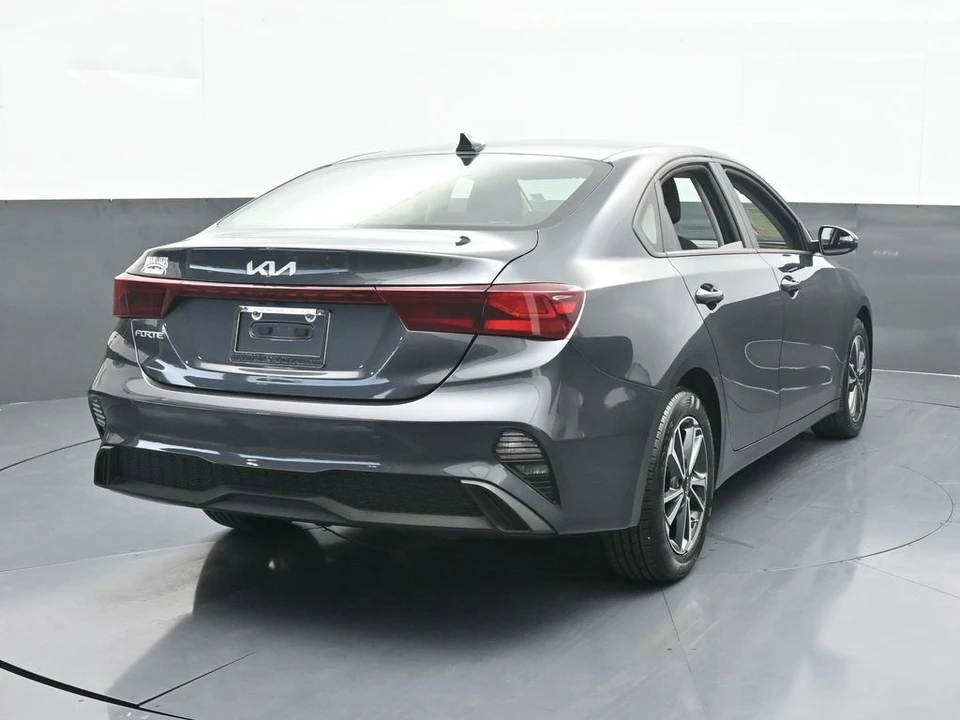 2023 Kia Forte - Image 5 of 12