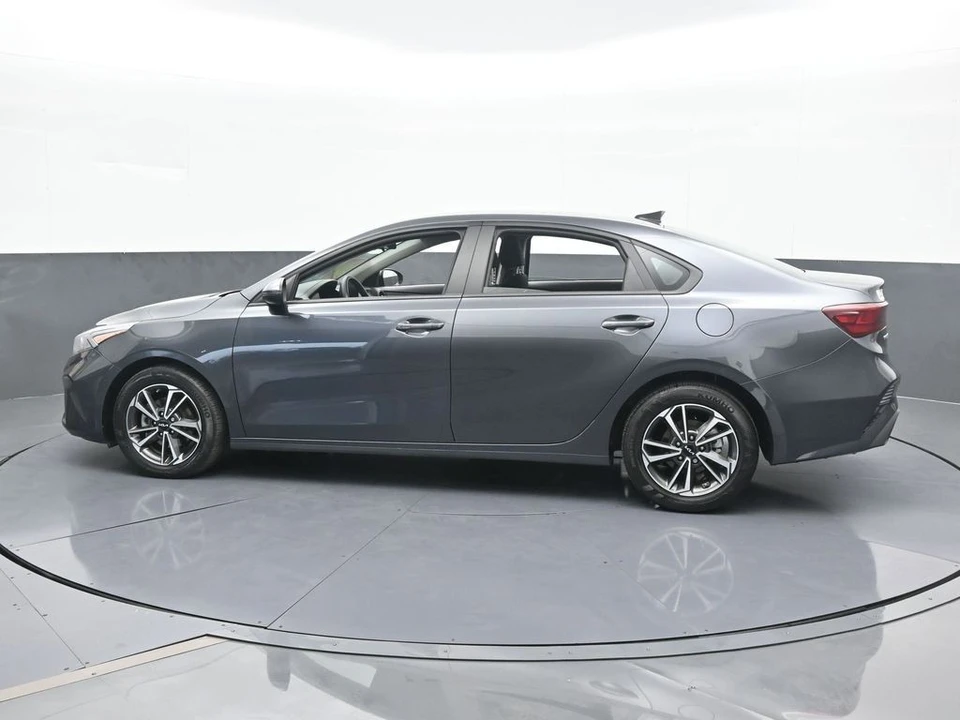 2023 Kia Forte - Image 3 of 12