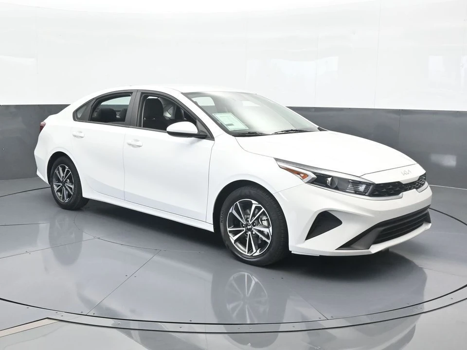 2023 Kia Forte - Image 8 of 12