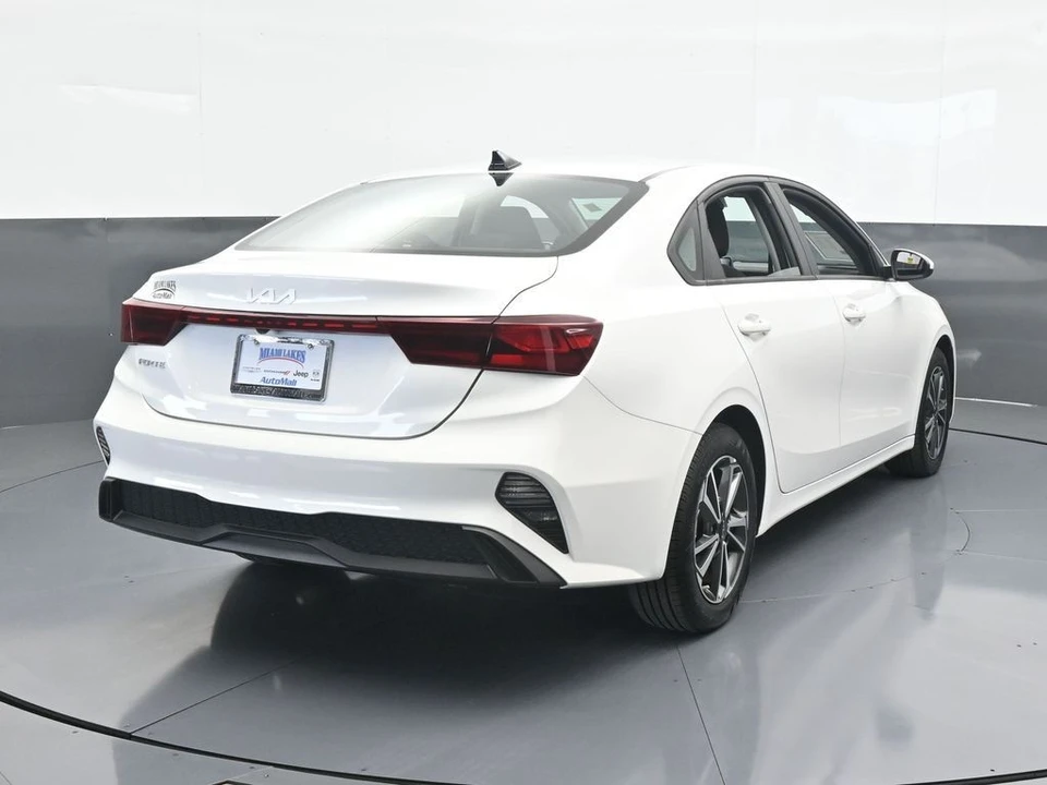 2023 Kia Forte - Image 5 of 12