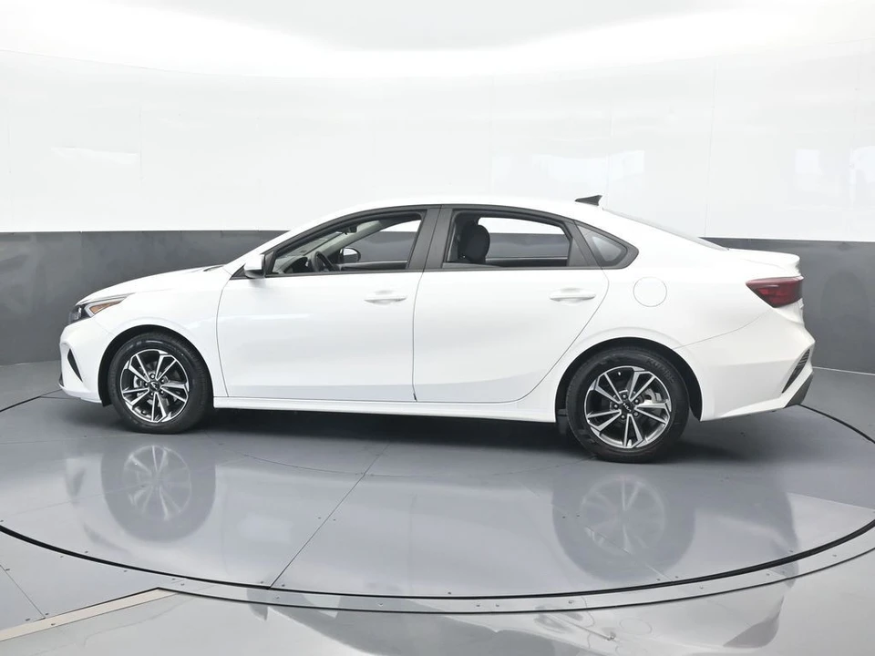 2023 Kia Forte - Image 3 of 12