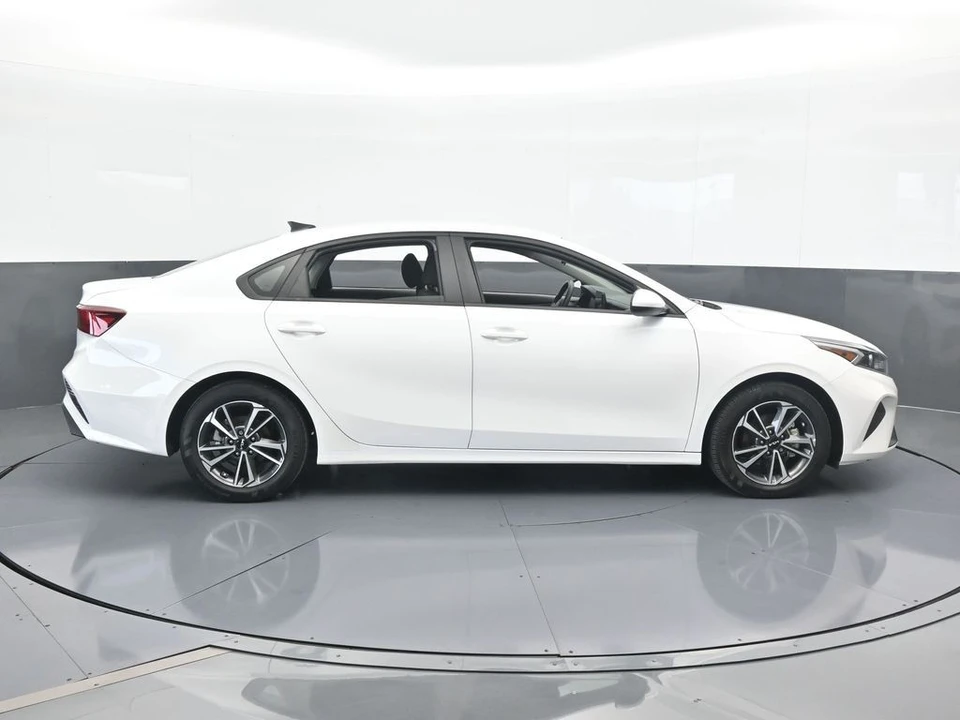2023 Kia Forte - Image 7 of 12