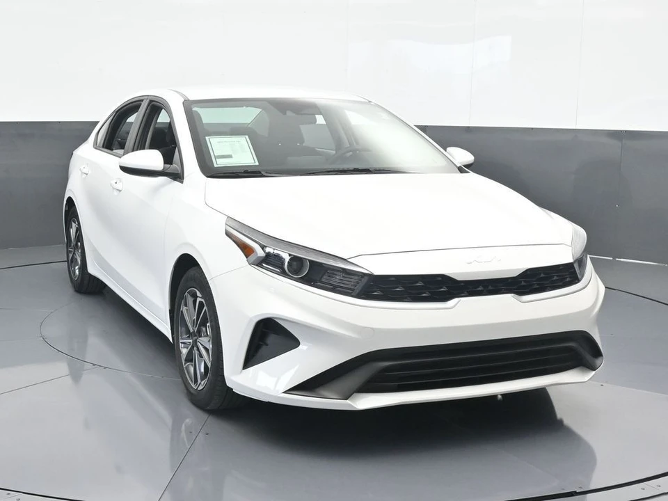 2023 Kia Forte - Image 9 of 12