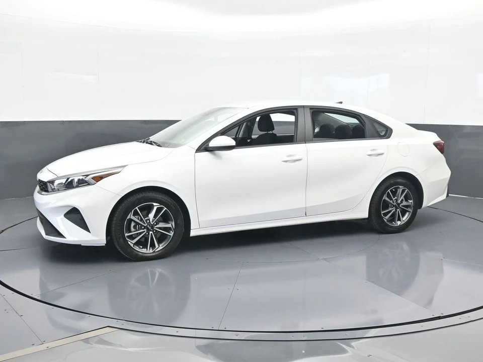 2023 Kia Forte - Image 2 of 12