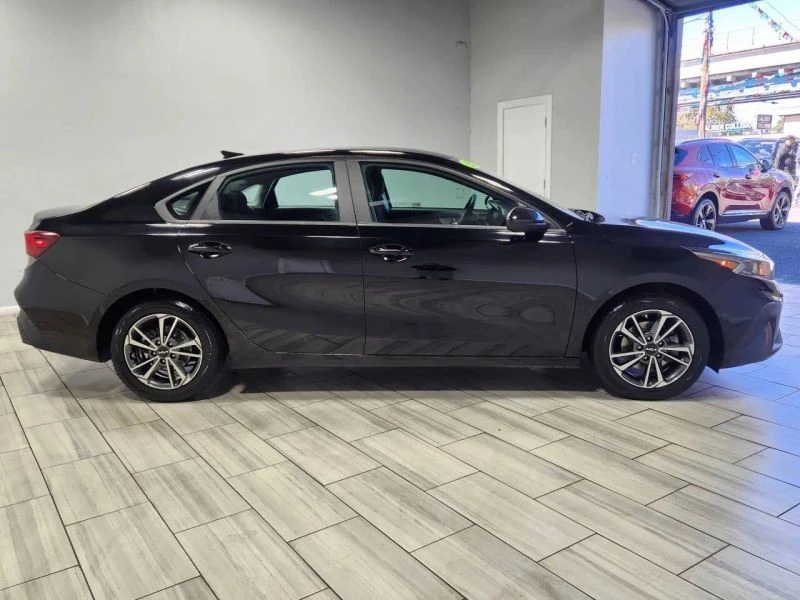 2023 Kia Forte - Image 6 of 12