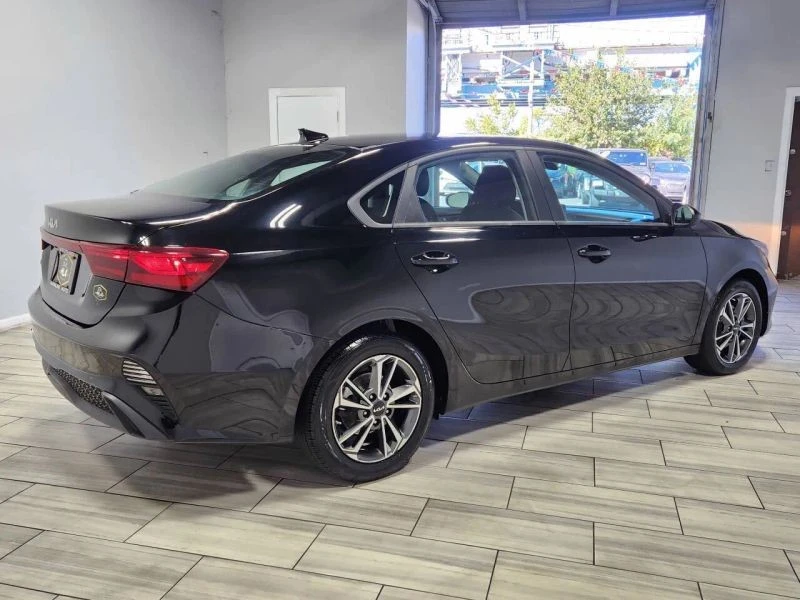 2023 Kia Forte - Image 5 of 12