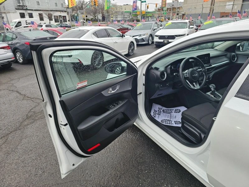 2023 Kia Forte - Image 9 of 12