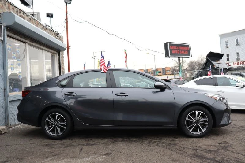 2023 Kia Forte - Image 4 of 12