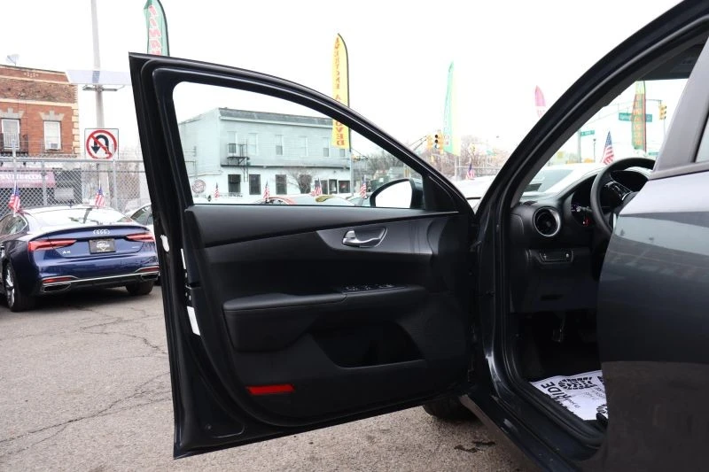 2023 Kia Forte - Image 9 of 12