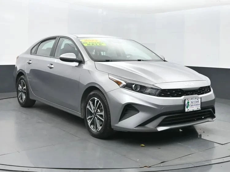 2023 Kia Forte - Image 2 of 12