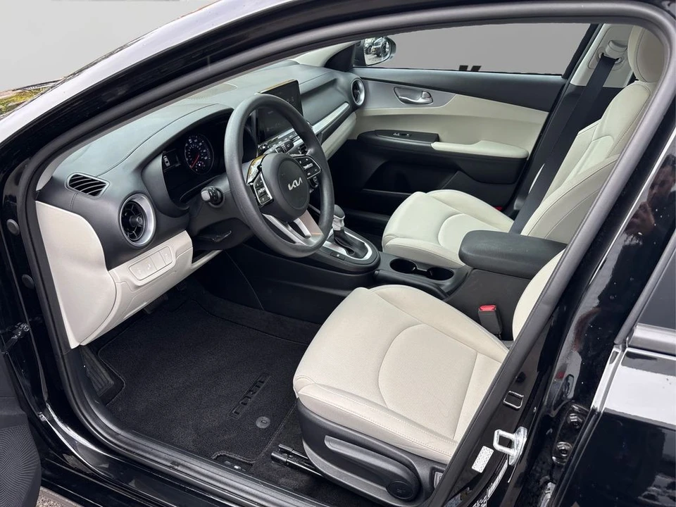 2023 Kia Forte - Image 9 of 12